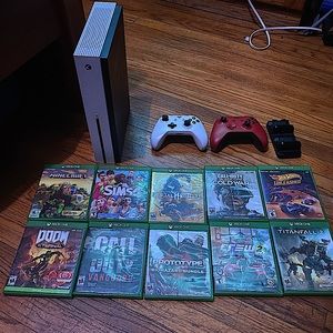 XBOX 1 CONSOLE - 10 GAMES - 2 XBOX 1 CONTROLLERS - XBOX 1 BATTERY PACK